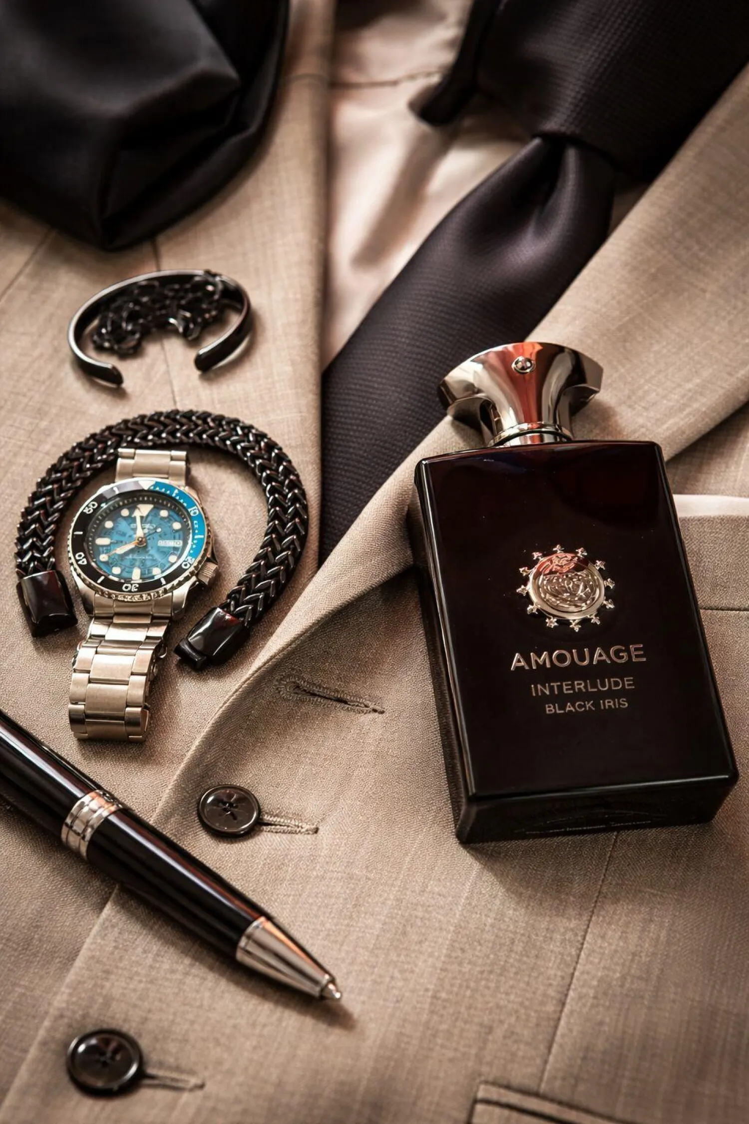 Đánh Giá Amouage Interlude Black Iris: Đóa Diên Vĩ Đen Bí Ẩn Trong Làn Khói Trầm