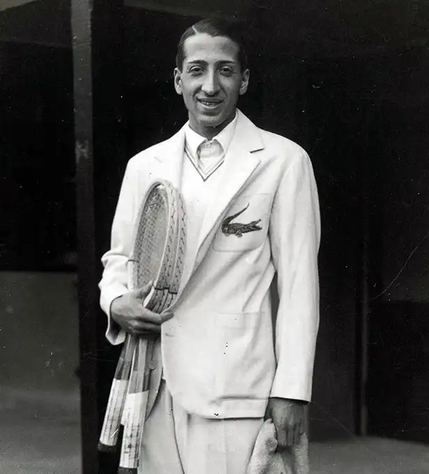 René Lacoste, người đã giành chiến thắng trong giải quần vợt đầu tiên của mình ở tuổi mười bảy và Giải Pháp mở rộng ở tuổi hai mươi
