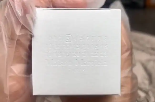 Cách Phân Biệt Maison Margiela Replica Lazy Sunday Morning thật giả 2025 bằng Dãy số và chữ trên nắp hộp