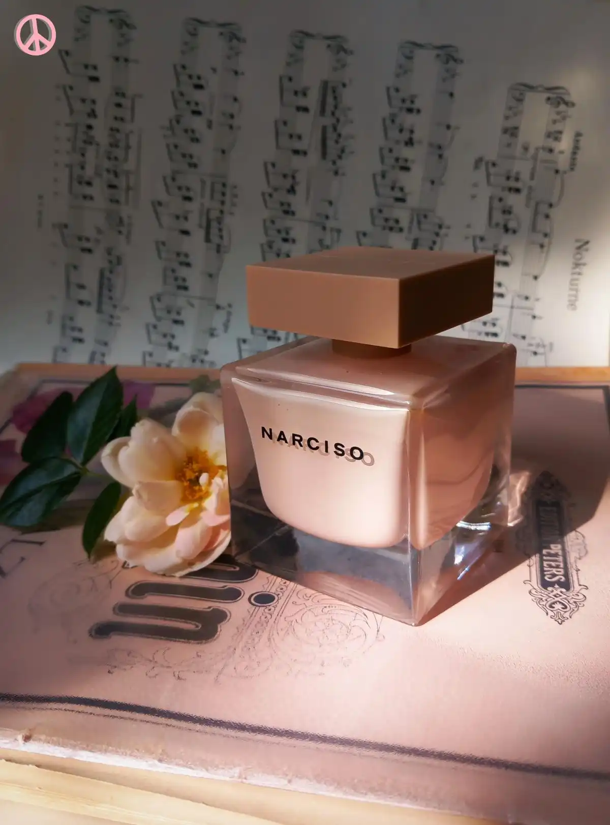 Bí quyết diện hương thơm Narciso Hồng Phấn Poudrée hoàn hảo