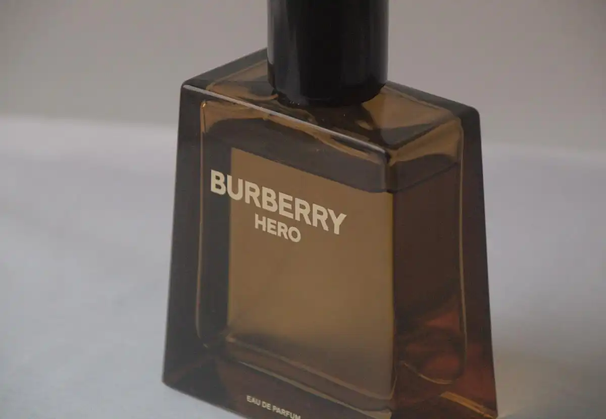 So Sánh 3 Chai Burberry Hero: Chai Nào Ấm Áp Nhất Cho Mùa Mưa?