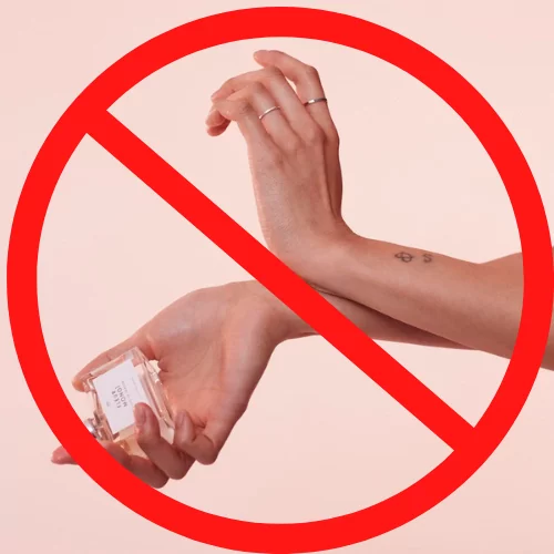 Không nên: Xịt nước hoa lên cổ tay rồi xoa hai tay vào nhau