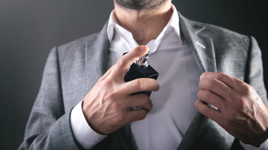 Nên: Xịt nước hoa lên quần áo