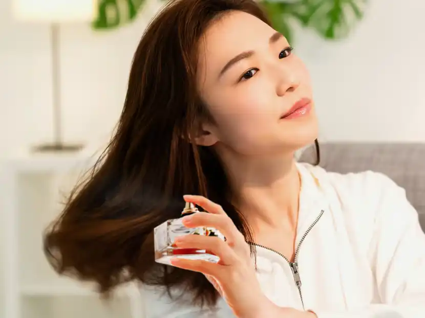 Không nên: Xịt nước hoa lên tóc
