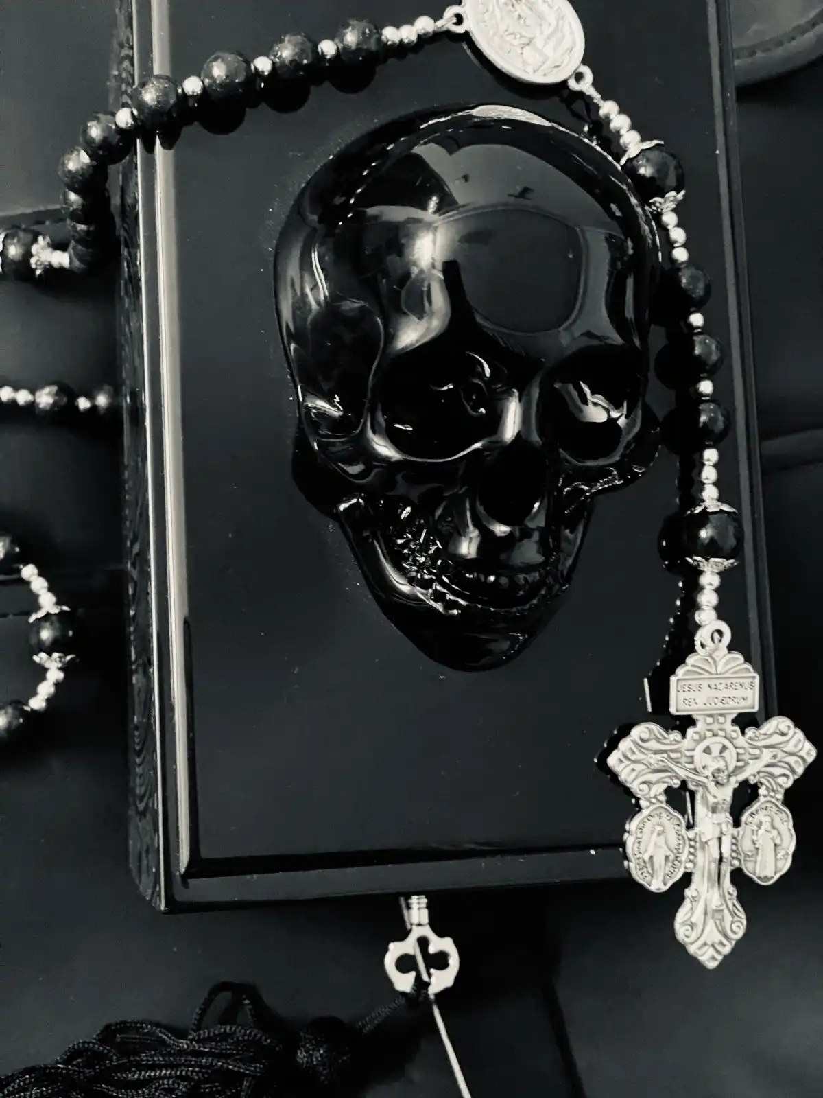 Bao bì siêu độc của nước hoa Black Phantom Memento Mori