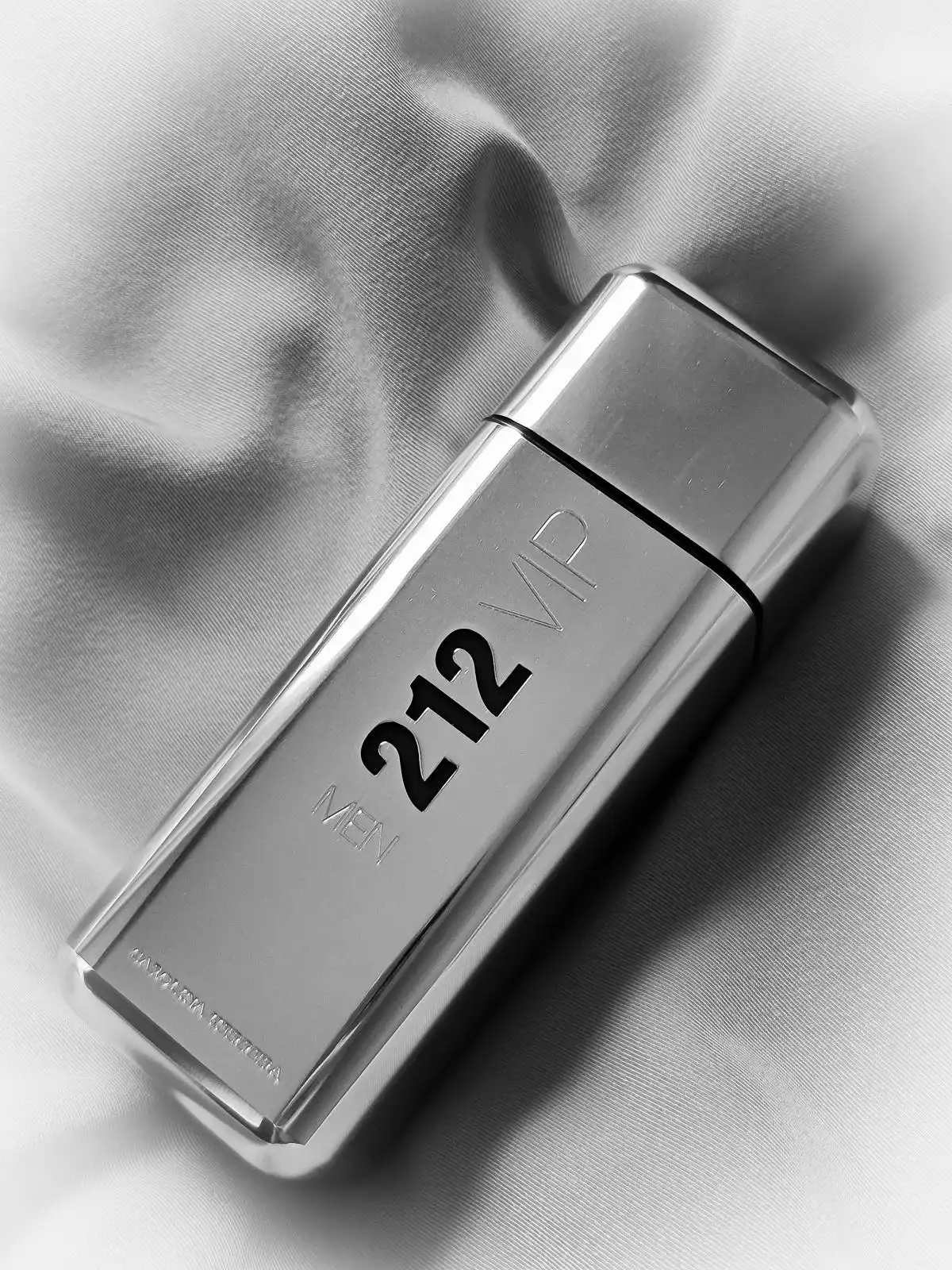 Độ lưu hương Carolina Herrera 212 Vip Men